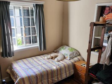 Casa de estilo desarrollada sobre doble lote en excelente zona residencial