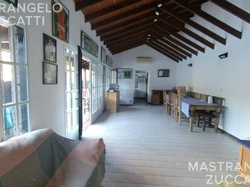 Casa de estilo desarrollada sobre doble lote en excelente zona residencial