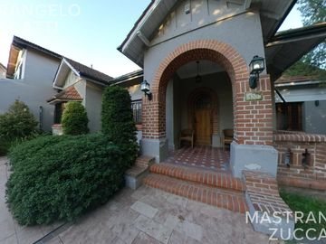 Casa de estilo desarrollada sobre doble lote en excelente zona residencial