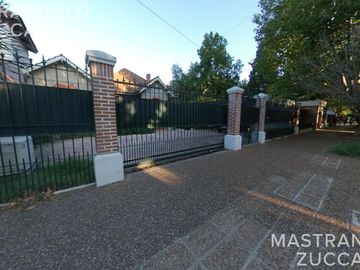 Casa de estilo desarrollada sobre doble lote en excelente zona residencial