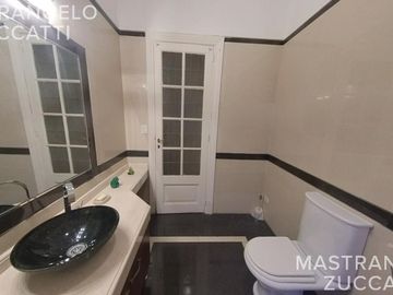 Casa de estilo desarrollada sobre doble lote en excelente zona residencial