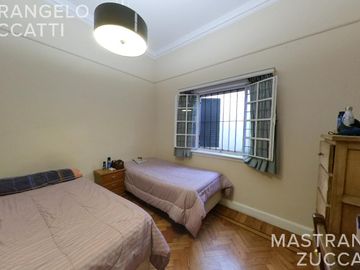 Casa de estilo desarrollada sobre doble lote en excelente zona residencial