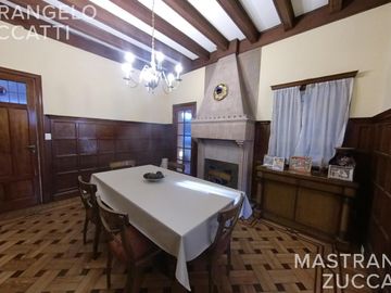 Casa de estilo desarrollada sobre doble lote en excelente zona residencial