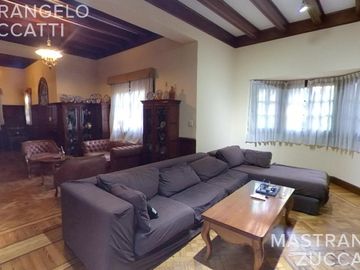 Casa de estilo desarrollada sobre doble lote en excelente zona residencial