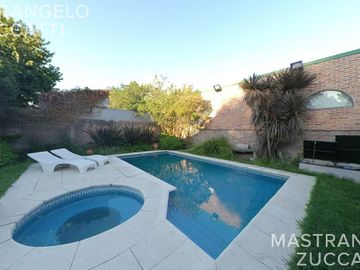 Casa de estilo desarrollada sobre doble lote en excelente zona residencial