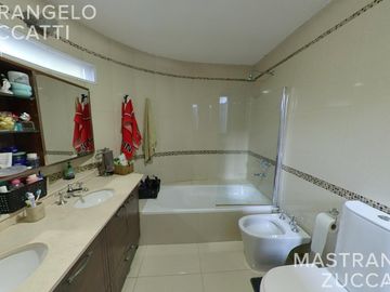 Casa de estilo desarrollada sobre doble lote en excelente zona residencial