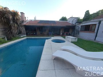 Casa de estilo desarrollada sobre doble lote en excelente zona residencial