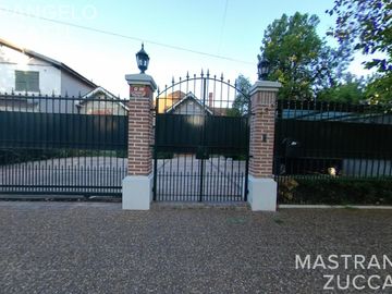 Casa de estilo desarrollada sobre doble lote en excelente zona residencial