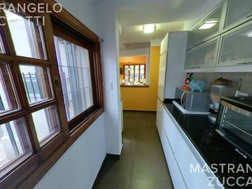 Casa de estilo desarrollada sobre doble lote en excelente zona residencial