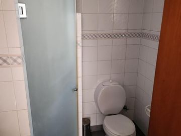 Casa de estilo desarrollada sobre doble lote en excelente zona residencial