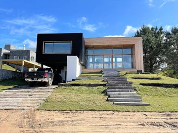 Casa en venta 4 dormitorios  DEPORTIVA COSTA ESMERALDA