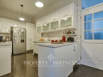 Venta de hermosa y acogedora casa en Arboretum, Peñalolén