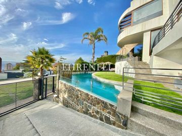 Jardín del Mar, Reñaca. Casa con vista panorámica  de  759 m2.