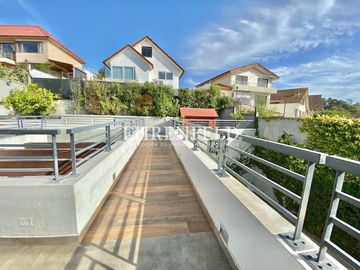 Jardín del Mar, Reñaca. Casa con vista panorámica  de  759 m2.