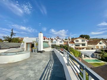 Jardín del Mar, Reñaca. Casa con vista panorámica  de  759 m2.