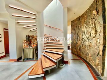 Jardín del Mar, Reñaca. Casa con vista panorámica  de  759 m2.