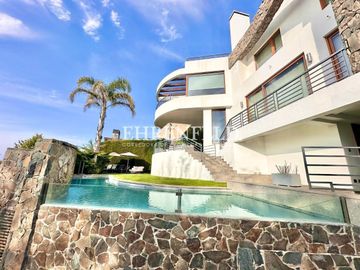 Jardín del Mar, Reñaca. Casa con vista panorámica  de  759 m2.