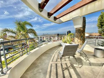 Jardín del Mar, Reñaca. Casa con vista panorámica  de  759 m2.