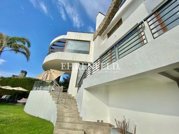 Jardín del Mar, Reñaca. Casa con vista panorámica  de  759 m2.