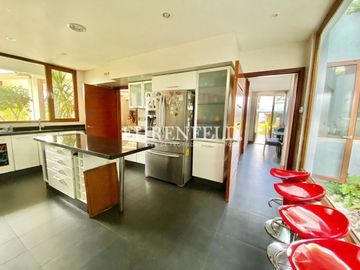 Jardín del Mar, Reñaca. Casa con vista panorámica  de  759 m2.