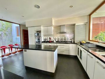 Jardín del Mar, Reñaca. Casa con vista panorámica  de  759 m2.