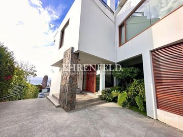 Jardín del Mar, Reñaca. Casa con vista panorámica  de  759 m2.