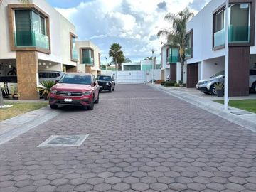 Casa en Venta con amplio jardin en Momoxpan San Pedro Cholula, Puebla