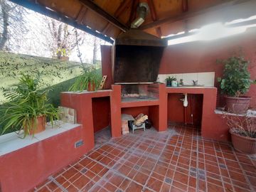 Hermosa Casa No Perimetral 4 D/ 3 B/ Piscina