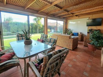 Hermosa Casa No Perimetral 4 D/ 3 B/ Piscina