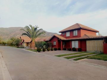 Hermosa Casa No Perimetral 4 D/ 3 B/ Piscina