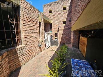 CASA EN VENTA EN CASTELAR NORTE - LOTE PROPIO