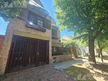 CASA EN VENTA EN CASTELAR NORTE - LOTE PROPIO