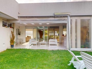 Casa en  Lomas de City Bell - Club de campo