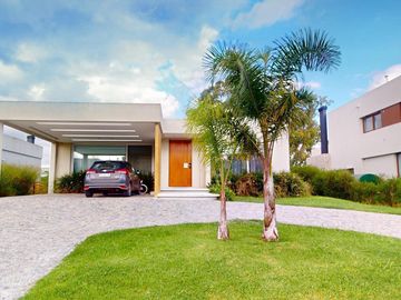Casa en  Lomas de City Bell - Club de campo