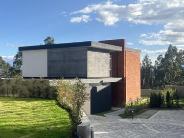 Venta Casa a Estrenar 3 Dormitorios con increíble vista y jardín. Sector: Yanazarapata -Cumbayá. SC