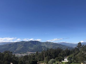 Venta Casa a Estrenar 3 Dormitorios con increíble vista y jardín. Sector: Yanazarapata -Cumbayá. SC