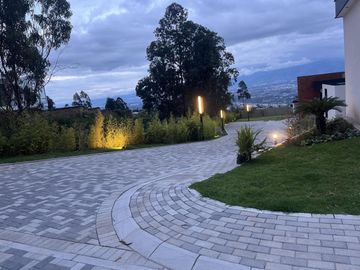 Venta Casa a Estrenar 3 Dormitorios con increíble vista y jardín. Sector: Yanazarapata -Cumbayá. SC