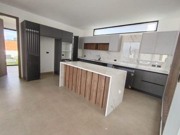 Venta Casa a Estrenar 3 Dormitorios con increíble vista y jardín. Sector: Yanazarapata -Cumbayá. SC
