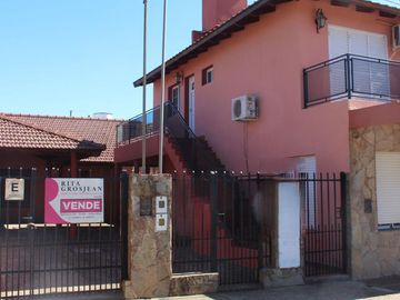 Casa con quincho, parrilla y 2 Cocheras