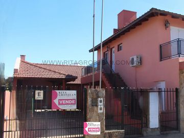 Casa con quincho, parrilla y 2 Cocheras
