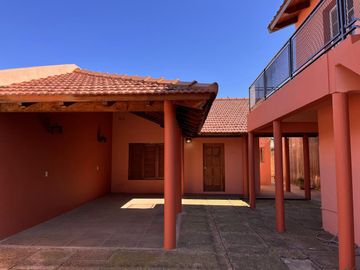 Casa con quincho, parrilla y 2 Cocheras