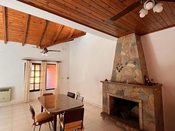 Casa con quincho, parrilla y 2 Cocheras