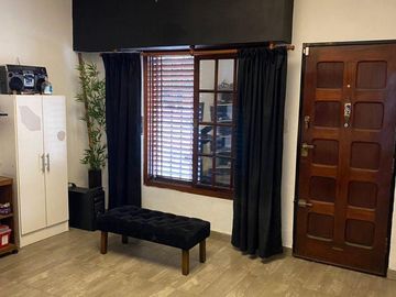 Casa en Venta con Importante Local en esquina - Posibilidad renta y vivienda