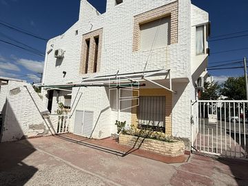 Venta - Propiedad tipo dúplex en el Centro de General Roca -  C083