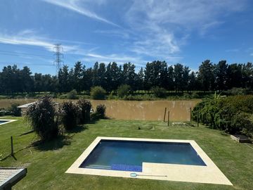 Casa sobre lote de 1000m2 con costa al rio