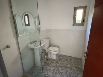 Casa sobre lote de 1000m2 con costa al rio