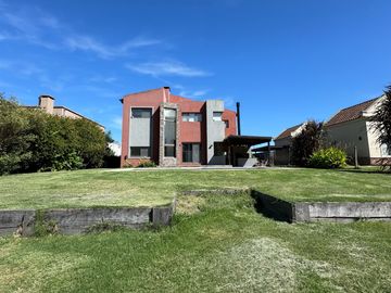 Casa sobre lote de 1000m2 con costa al rio