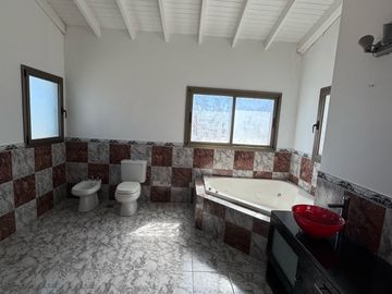 Casa sobre lote de 1000m2 con costa al rio