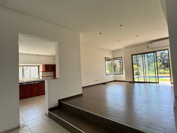 Casa sobre lote de 1000m2 con costa al rio