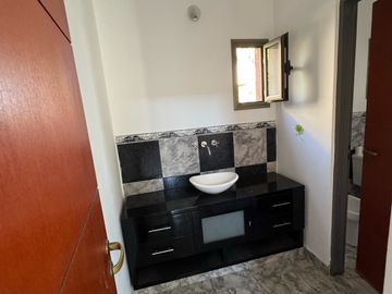 Casa sobre lote de 1000m2 con costa al rio